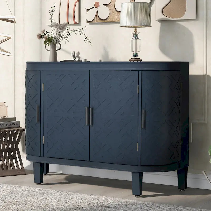 Buffet de style vintage avec portes à motifs antiques gaufrés et poignées en fer