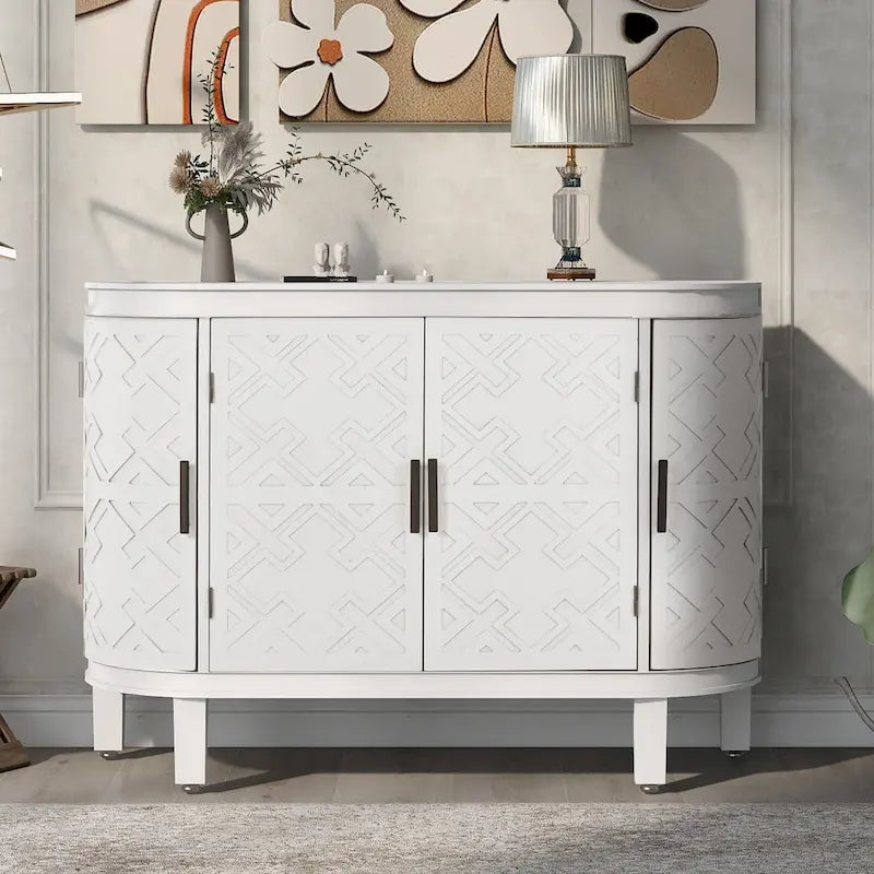 Buffet de style vintage avec portes à motifs antiques gaufrés et poignées en fer
