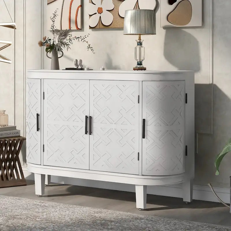 Buffet de style vintage avec portes à motifs antiques gaufrés et poignées en fer