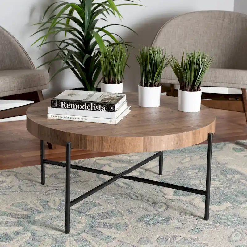 Table basse industrielle ronde avec plateau en bois de noyer et piétement en métal noir entrecroisé