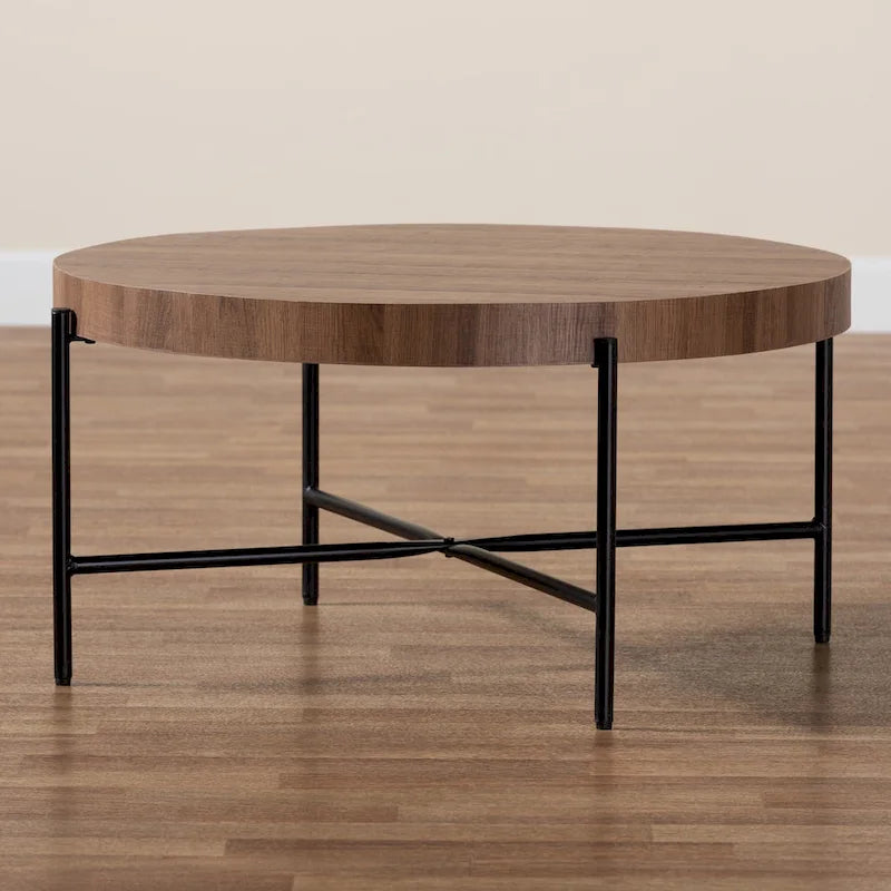 Table basse industrielle ronde avec plateau en bois de noyer et piétement en métal noir entrecroisé